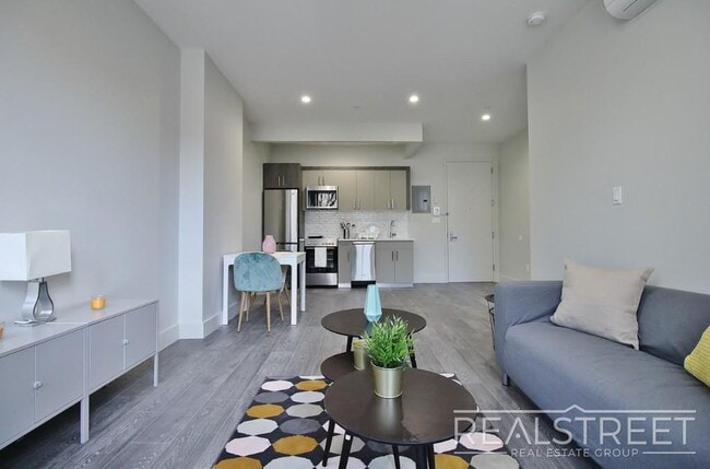 Primary Photo - Giant 1 BED in Bushwick!