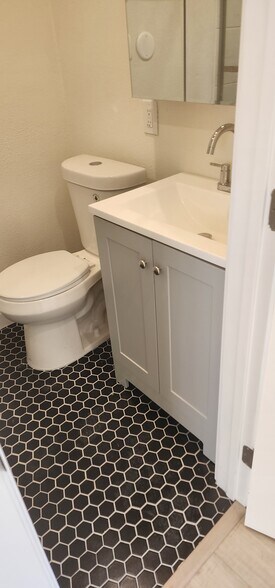 Building Photo - 950 N Kingsley Dr