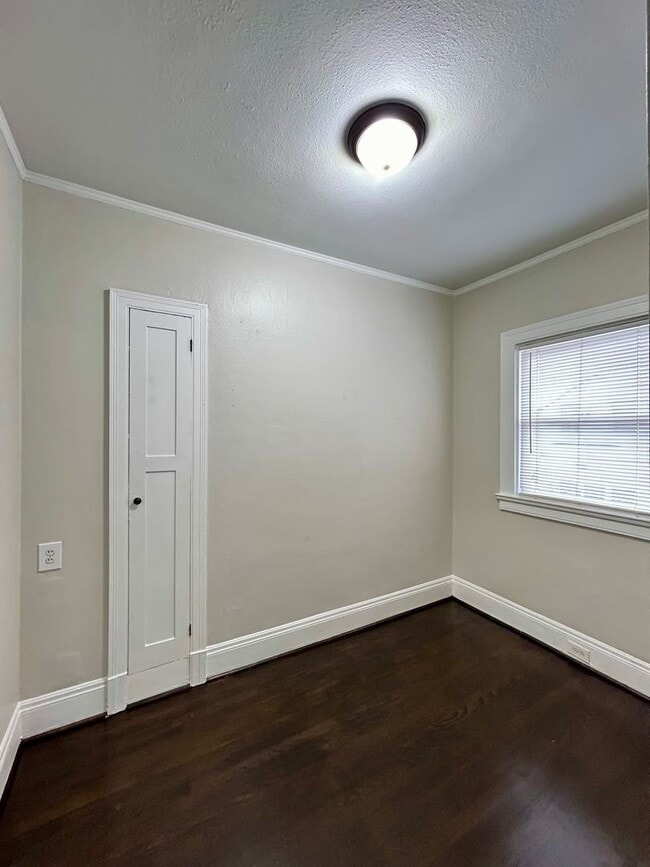 Building Photo - Adorable Upstairs 1/1 w/ Hardwoods in Small 16 Unit 1920's Complex