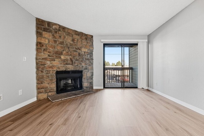 Building Photo - Updated 2 bed / 1 bath home in Lakewood!