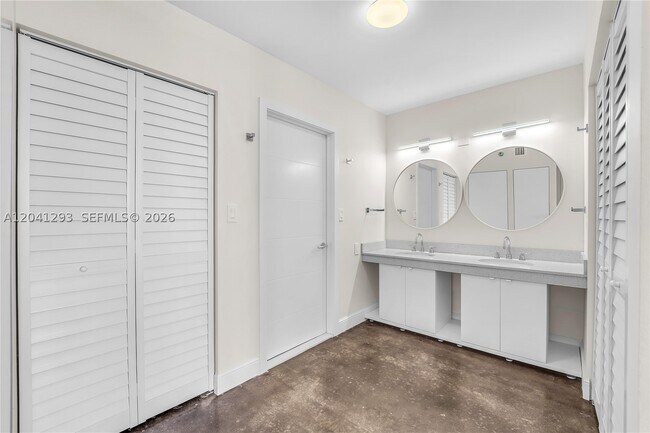 Building Photo - 20515 E Country Club Dr