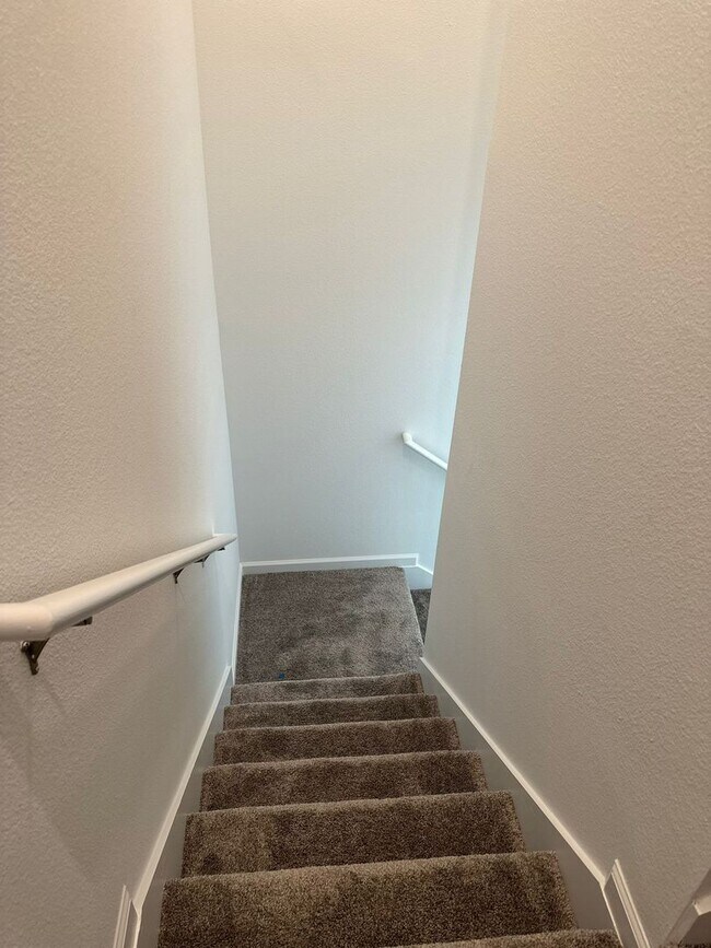 Building Photo - Beautiful Townhome  3 Bedroom 2.5 Bathroom