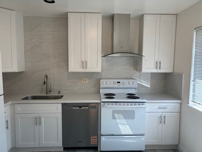 Building Photo - 643 Bolton Ct