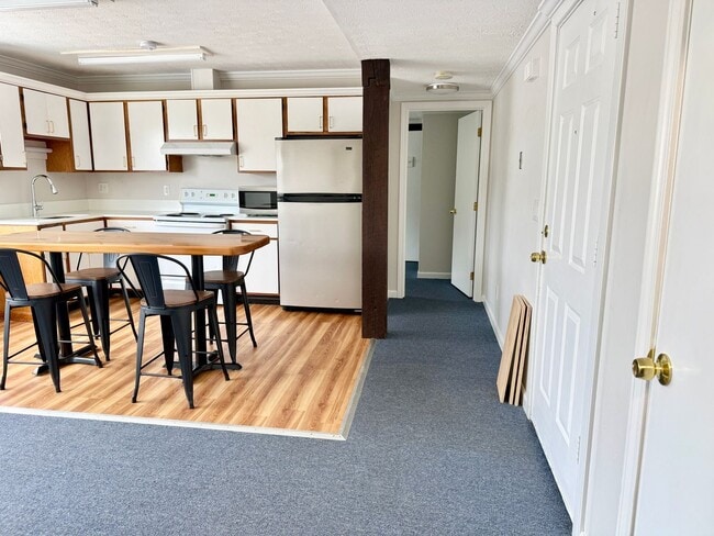 Building Photo - Well maintained inside and out