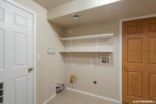 Building Photo - 3 Bedroom W/ Mother in Law Suite | 2 Bathr...