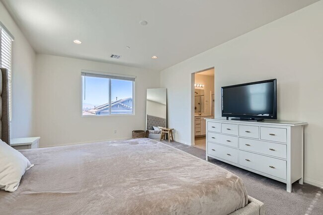 Building Photo - 4 Bed 3 Bath Luxury FURNISHED Home for Rent!