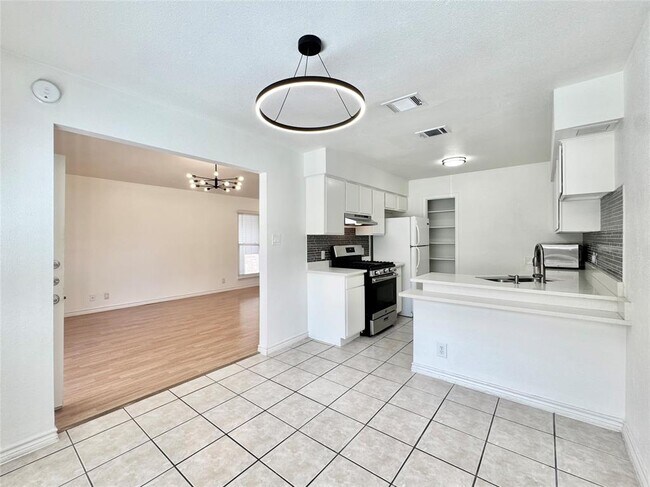 Building Photo - 1423 W Braker Ln