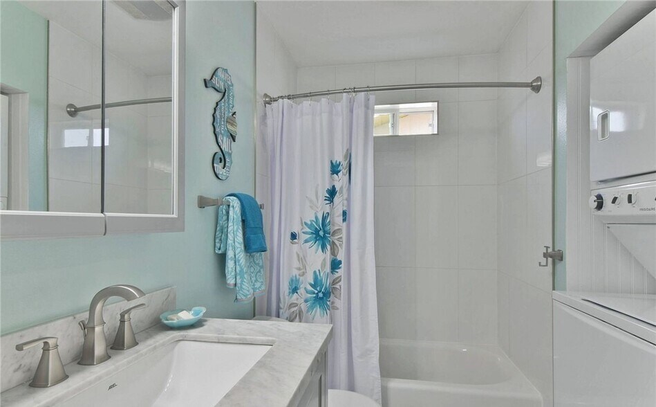 Upstairs Bathroom / Laundry - 1027 Lombard Ave