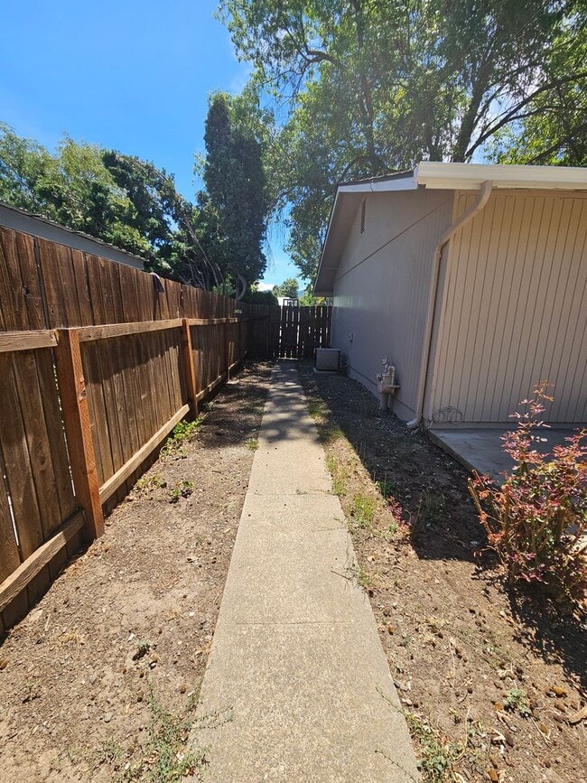 Building Photo - Home in Ideal Location with Large Backyard!