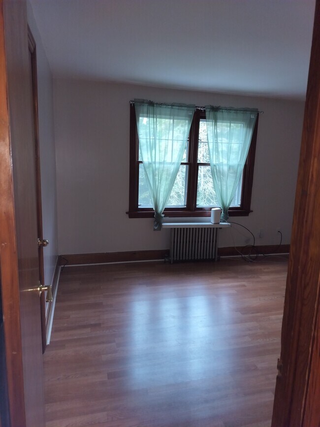 Room #3 - 126 Fanning St
