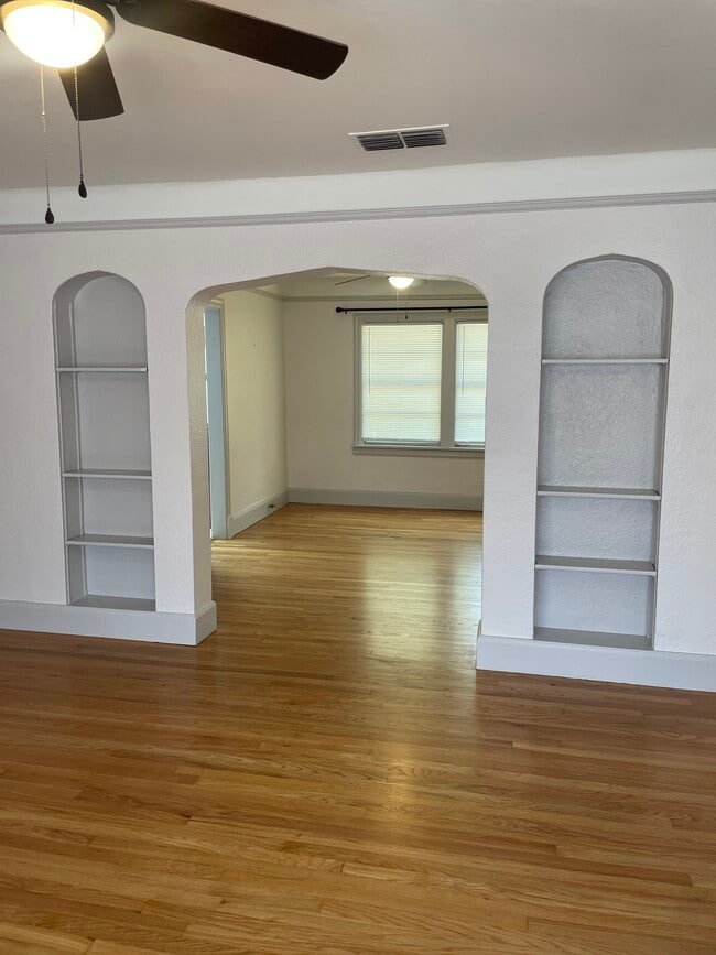 Building Photo - 122 Rowland Pl
