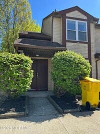 Building Photo - 402 Woodlake Manor Dr