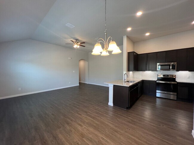 Building Photo - Luxury duplex in Seguin!