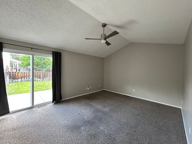 Building Photo - Spacious 3BR Duplex w/ Garage, Workshop, L...