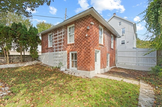 Building Photo - 17 N Church St