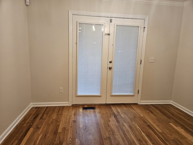 Building Photo - 907 11th Ave N