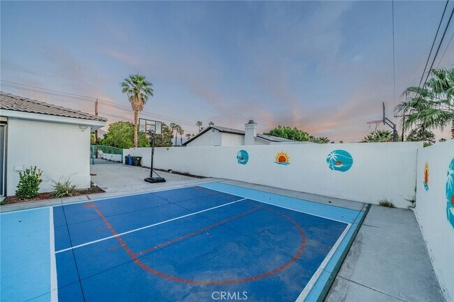 Building Photo - 2932 N Sunrise Way