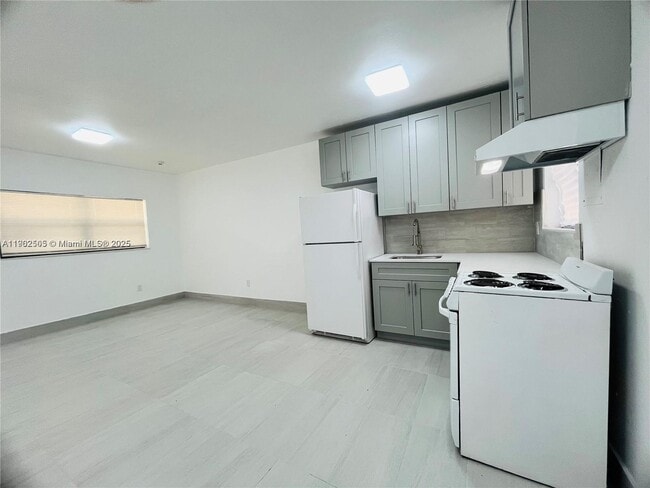 Building Photo - 13390 NE 6th Ave