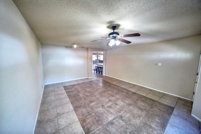 Building Photo - Cozy 3-Bed, 2-Bath with Fireplace in Prime NW Location - Realtor Commission: $500