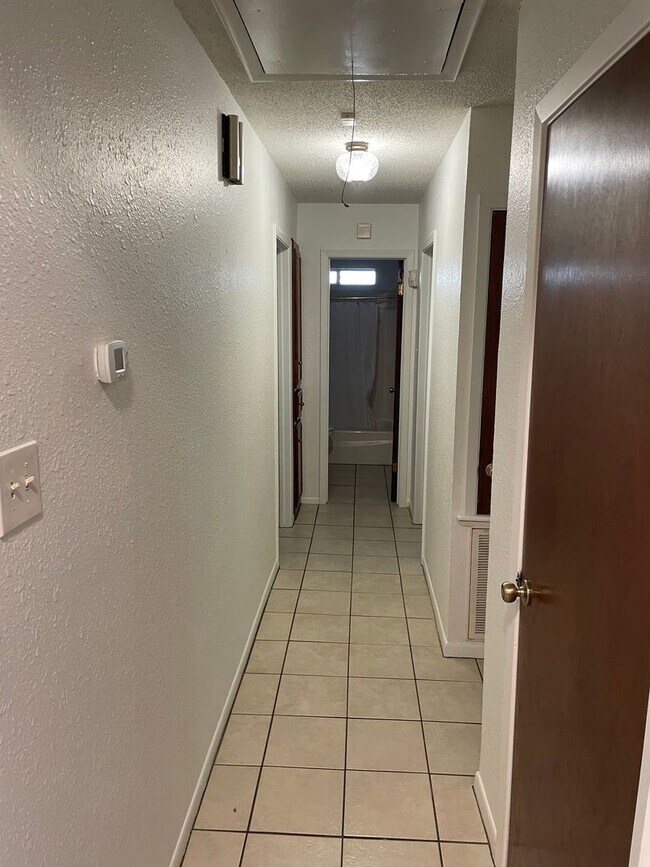 Building Photo - 3/2 Southside 1800 sqft, pet friendly, enc...