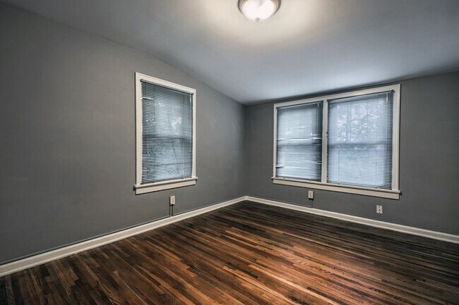 Building Photo - Summit St 2091-2091.5 MLR