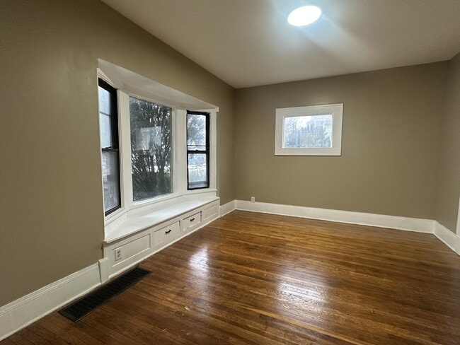 Building Photo - Spacious one-bedroom apartment located on Hazelwood in Rochester, NY.