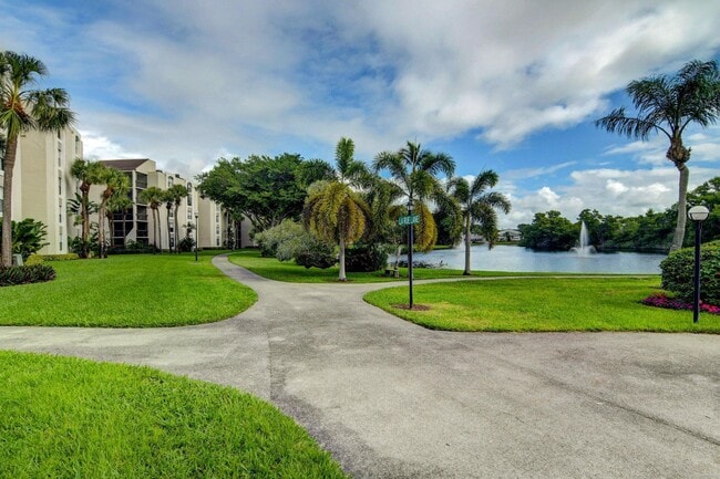 Building Photo - 1915 Lavers Cir