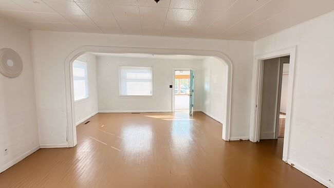 Building Photo - 4 bdrm/1 bath house with garage + large ya...