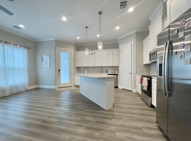 Building Photo - 201 Fairway Dr