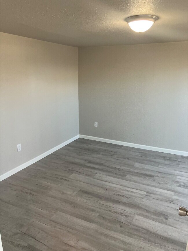 Building Photo - Now Leasing – Fully Renovated 1 Bed / 1 Ba...