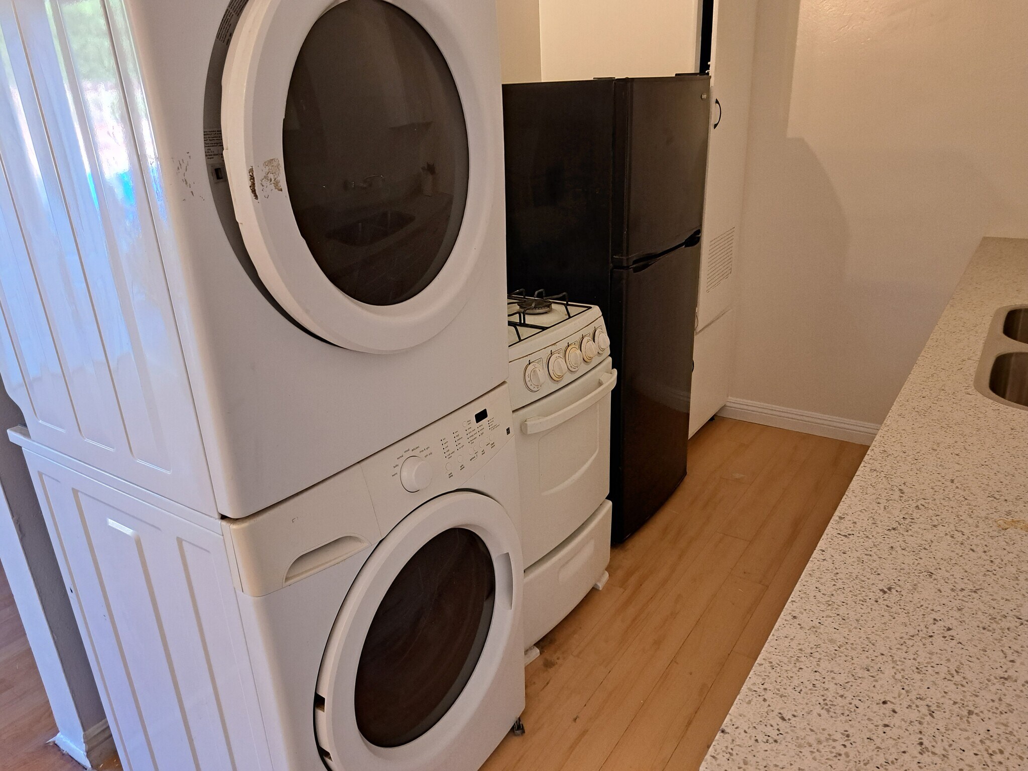 Building Photo - 630 Westbourne Dr