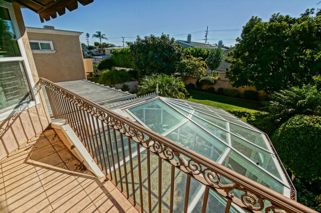 Building Photo - VERY SPACIOUS, BRIGHT & AIRY HOME W/ UNIQU...