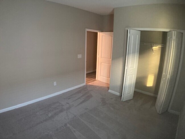 Building Photo - Stylish & Low-Maintenance Living in Oakleaf Community