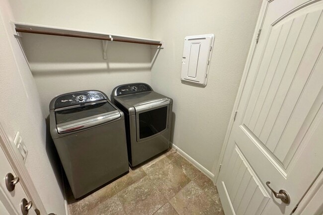 Building Photo - 1608 Bandolier Dr