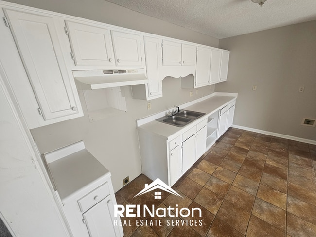 Building Photo - MEMPHIS CHARMER! | Vaulted Ceilings & Brick Fireplace | 3 Bed / 2 Bath
