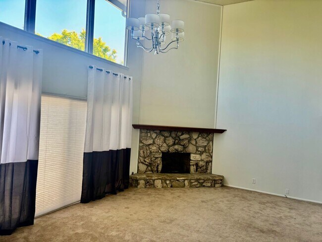 Building Photo - Bright & Airy 3-Bedroom Condo in Prime Moraga Location!