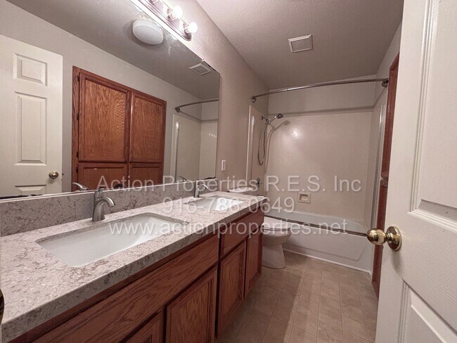 Building Photo - Updated 4 Bed, 2 Bath - 3 Car Garage - New Flooring - Close to Schools, Parks, and Shopping!