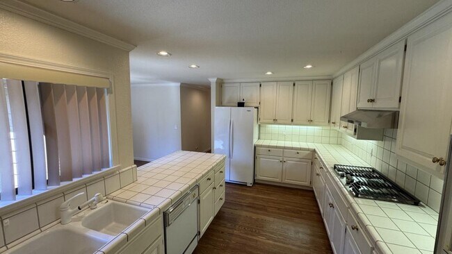 Building Photo - 507 Bluebird Pl