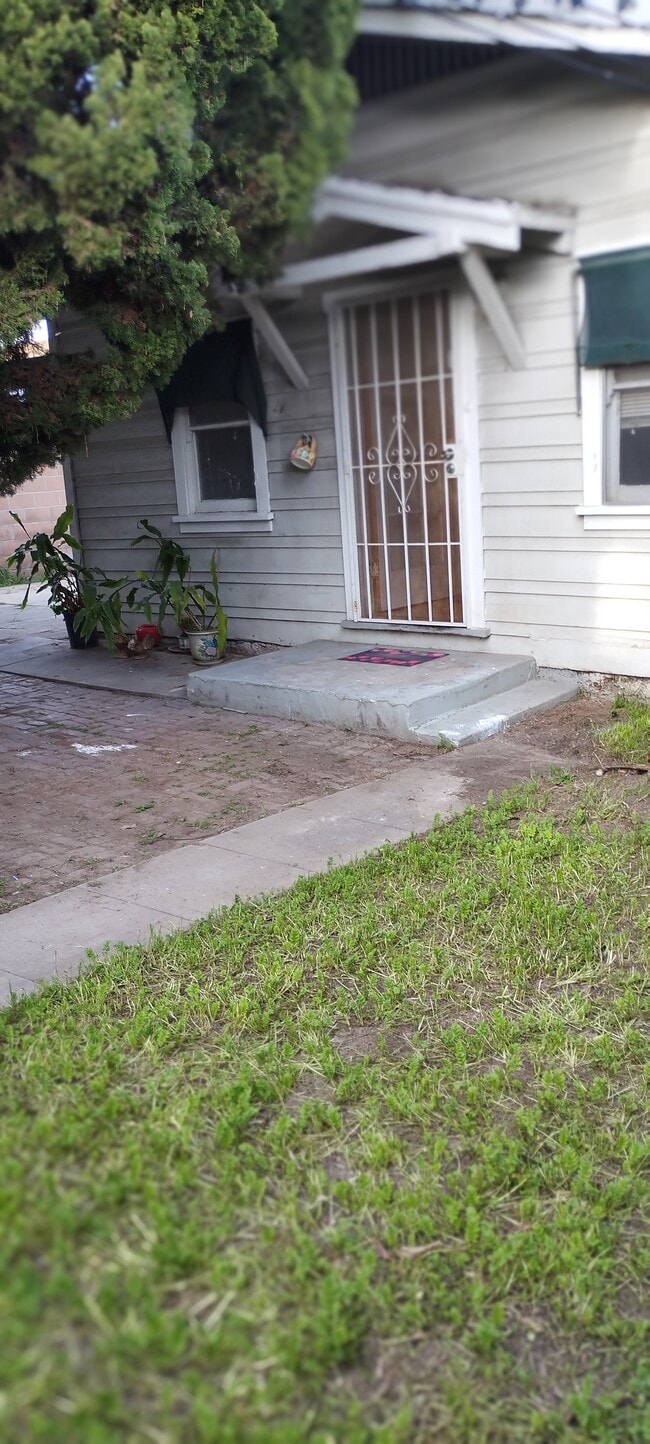 Building Photo - 216 S Almansor St