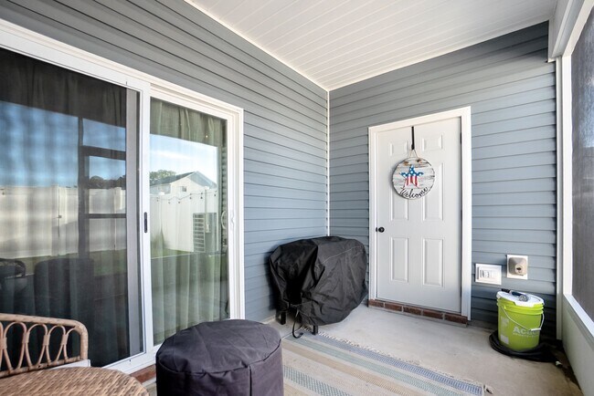 Building Photo - 2 Bed 2.5 Bath Townhome