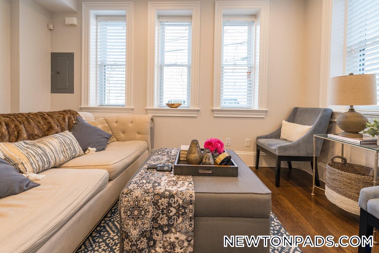 Building Photo - 2044 Beacon St