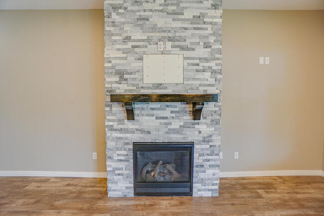 Building Photo - NEWER FOUR BEDROOM NEAR HAZEL DELL
