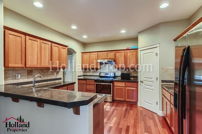 Building Photo - Bright & Spacious 3-Bedroom Hillsboro Home Backing to Green Space!