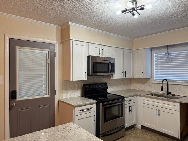 Building Photo - 8606 Holiday Dr