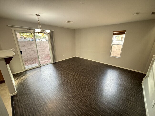 Building Photo - Gorgeous 3Bed/2.5Bath/2Car, 2-Story Home located in Spring Valley