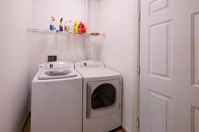 Building Photo - Tower Oaks First-Time Townhome in Rockville is Move-in Ready!