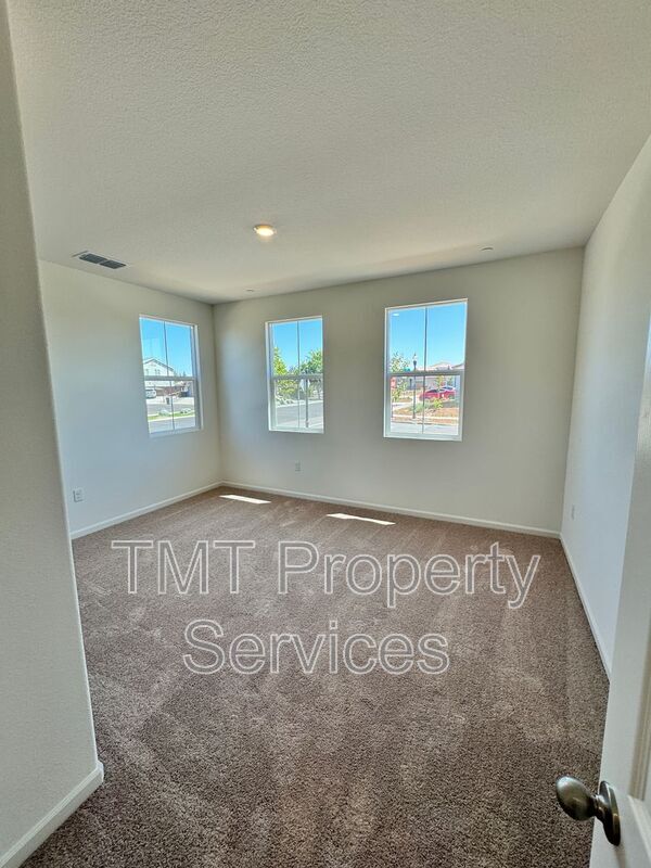 Building Photo - 1372 Redford Wy