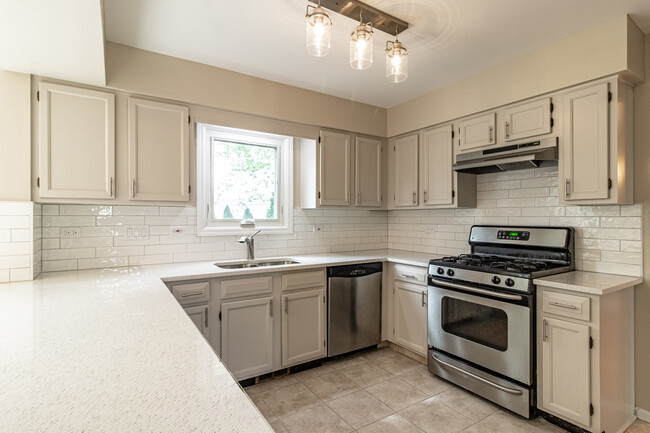 Building Photo - 690 Greenview Ln