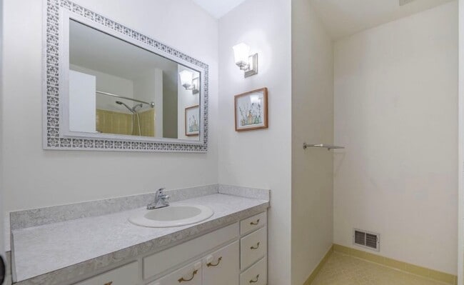 Building Photo - 3BR/2BA Home w/Finished Basement for Rent in Jtown!