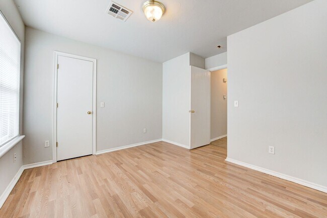 Building Photo - Cute 3BD/2BTH Duplex in Central East Norman!
